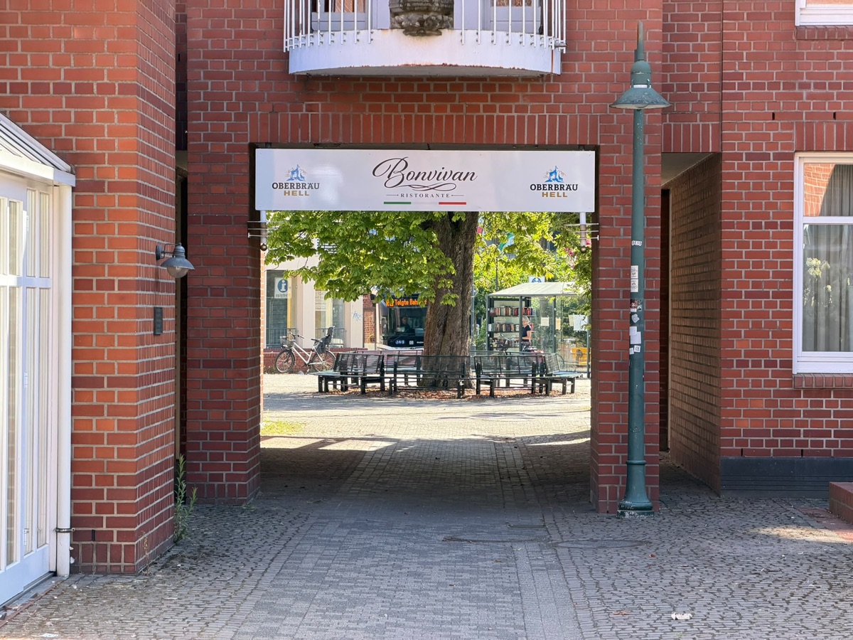 Durchgang mit Bonvivan-Banner